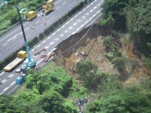 高速道路で起きた土砂崩れの復旧